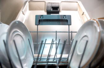 Foto perto de pratos limpos na máquina de lavar louças