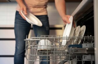 Homem colocando louças na máquina